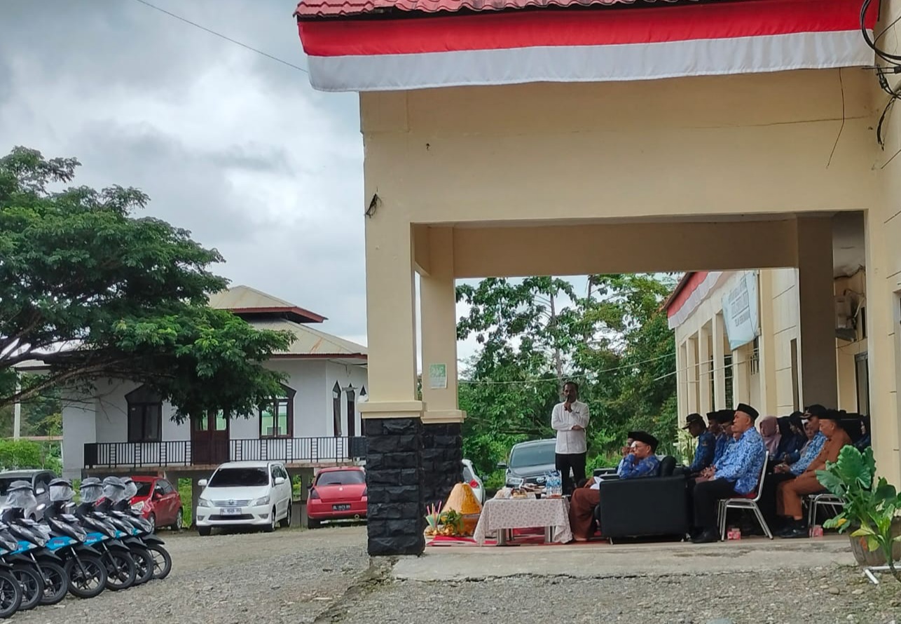 Ket foto : Kadisdik Nagan Raya Zulkifli, S.Pd nomor satu (1) dari kiri,saat memberikan araha pada pengawas ,foto direkam senin (02/10/2023)