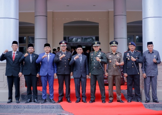 Ket foto : foto dokumentasi Diskominfotik Nagan Raya,nomor tiga dari kiri Ketua DPRK Nagan Raya Jonniadi, SE