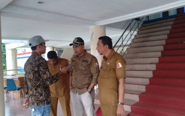Ket foto :Nomor satu dari kiri Yusriandi S. Sos M.Si kepala bidang perencanaan BKPSDM , tengah Ketua Komisi III Zulkarnain, kanan KTU RSUD SIM Siddqi Abdul Rahman,foto direkam, Selasa (03/10/2023)