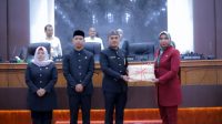 Ket foto : Penyerahan 2 Raqan Kabupaten Nagan Raya tahun 2023 Kepada DPRK Nagan Raya, foto dokumentasi Diskominfotik Nagan Raya