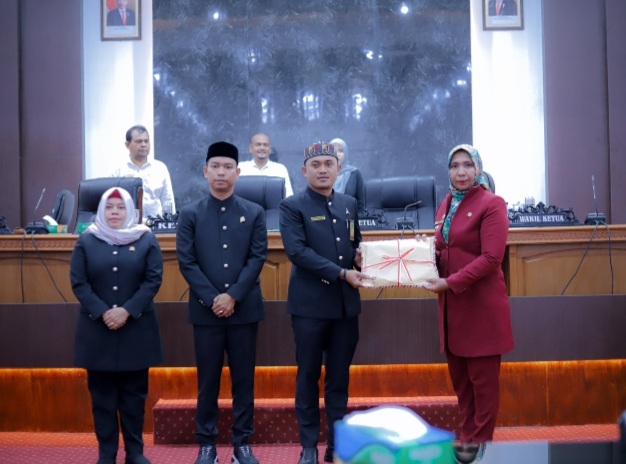 Ket foto : Penyerahan 2 Raqan Kabupaten Nagan Raya tahun 2023 Kepada DPRK Nagan Raya, foto dokumentasi Diskominfotik Nagan Raya