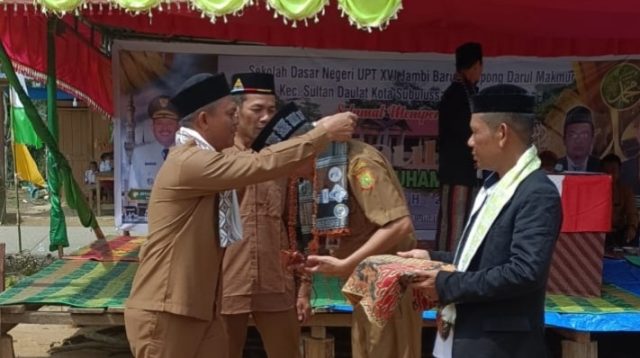 Ket foto : Pengalungan Sorban(Ridak) Pada Kadis Pendidikan Subulussalam Sharul harahap,S.Pd., M.Pisaat menghadiri maulid Nabi di SDN UPT XVI