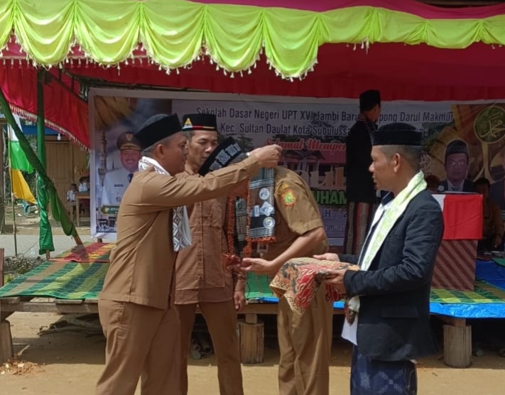 Ket foto : Pengalungan Sorban(Ridak) Pada Kadis Pendidikan Subulussalam Sharul harahap,S.Pd., M.Pisaat menghadiri maulid Nabi di SDN UPT XVI